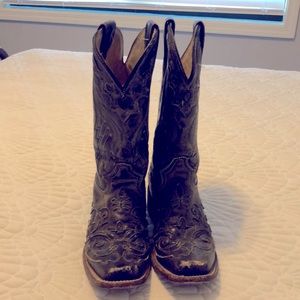 Womens square toed corral vintage black cowgirl boots. Size 8 1/2.